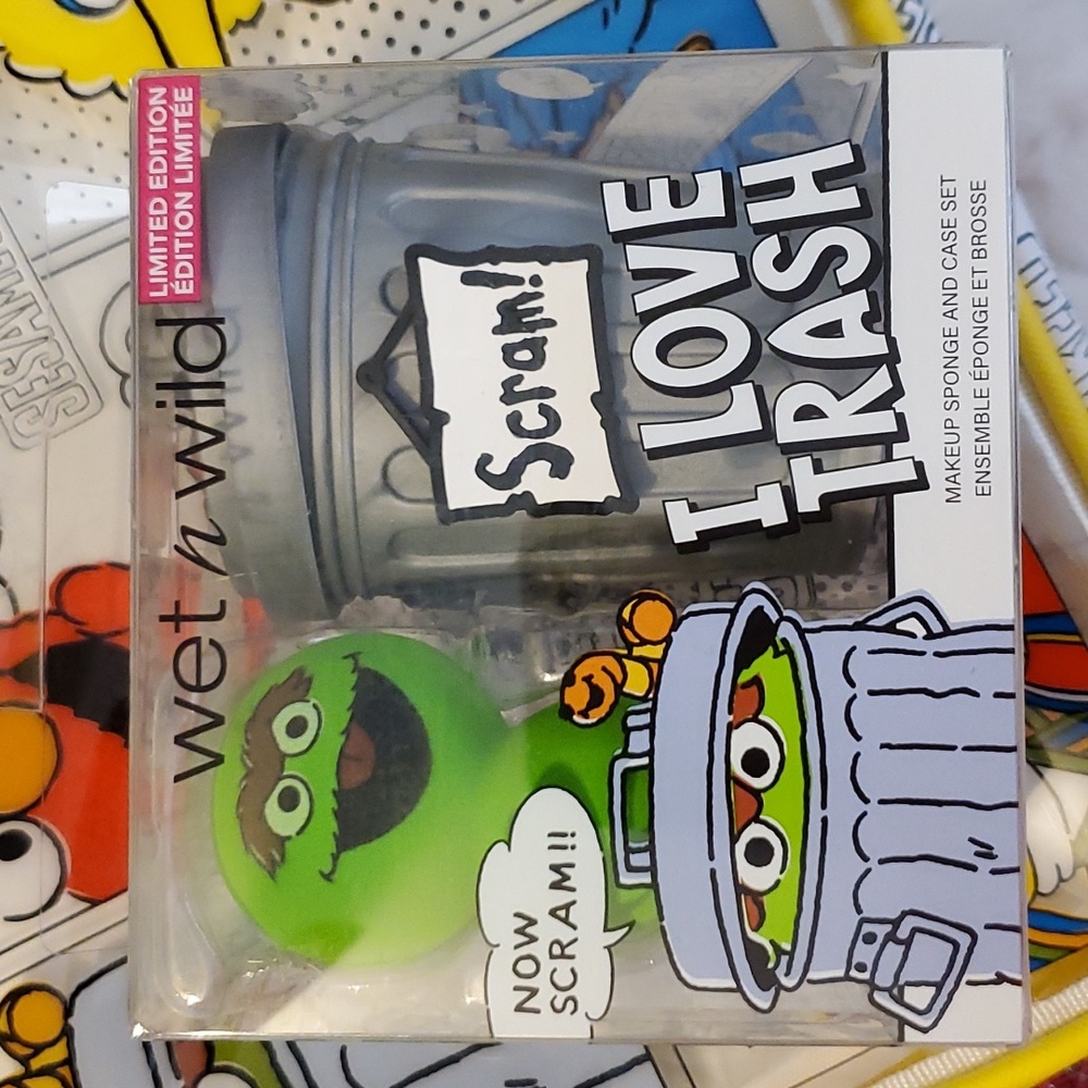 Sesame Street X Wet 'n Wild makeup sponge and case Oscar the Grouch